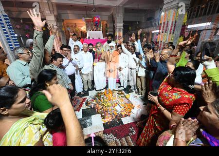 NUOVA DELHI, INDIA - 2 NOVEMBRE: I devoti eseguono rituali durante la Puja Govardhan a Hanuman vatika mandir, di fronte a Ramlila maidan, il 2 novembre 2024 a nuova Delhi, India. (Foto di Sonu Mehta/Hindustan Times/Sipa USA ) credito: SIPA USA/Alamy Live News Foto Stock