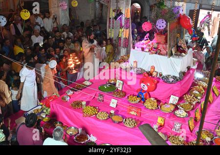 NUOVA DELHI, INDIA - 2 NOVEMBRE: I devoti eseguono rituali durante la Puja Govardhan a Hanuman vatika mandir, di fronte a Ramlila maidan, il 2 novembre 2024 a nuova Delhi, India. (Foto di Sonu Mehta/Hindustan Times/Sipa USA ) credito: SIPA USA/Alamy Live News Foto Stock