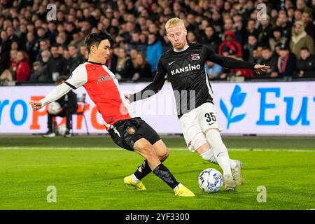 Rotterdam, Paesi Bassi. 2 novembre 2024. ROTTERDAM, PAESI BASSI - 2 NOVEMBRE: Hwang in-Beom di Feyenoord e Mexx Meerdink di AZ combattono per il possesso durante l'incontro olandese Eredivisie tra Feyenoord e AZ allo Stadion Feijenoord il 2 novembre 2024 a Rotterdam, Paesi Bassi. (Foto di ed van de Pol/Orange Pictures) credito: Orange Pics BV/Alamy Live News Foto Stock