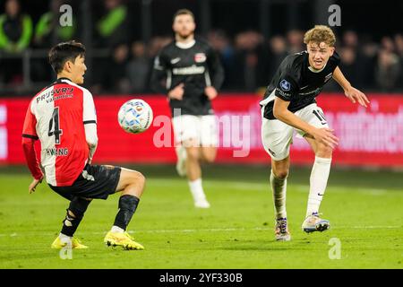 Rotterdam, Paesi Bassi. 2 novembre 2024. ROTTERDAM, PAESI BASSI - 2 NOVEMBRE: Hwang in-Beom del Feyenoord e Sven Mijnans dell'AZ combattono per il possesso durante l'incontro olandese Eredivisie tra Feyenoord e AZ allo Stadion Feijenoord il 2 novembre 2024 a Rotterdam, Paesi Bassi. (Foto di ed van de Pol/Orange Pictures) credito: Orange Pics BV/Alamy Live News Foto Stock