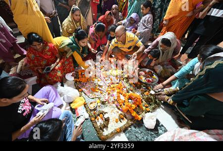 NUOVA DELHI, INDIA - 2 NOVEMBRE: I devoti eseguono rituali durante la Puja Govardhan a Hanuman vatika mandir, di fronte a Ramlila maidan, il 2 novembre 2024 a nuova Delhi, India. (Foto di Sonu Mehta/Hindustan Times/Sipa USA ) credito: SIPA USA/Alamy Live News Foto Stock