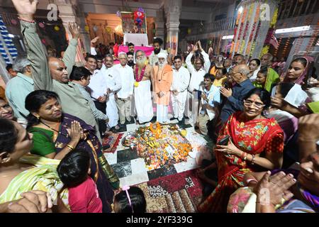 NUOVA DELHI, INDIA - 2 NOVEMBRE: I devoti eseguono rituali durante la Puja Govardhan a Hanuman vatika mandir, di fronte a Ramlila maidan, il 2 novembre 2024 a nuova Delhi, India. (Foto di Sonu Mehta/Hindustan Times/Sipa USA ) credito: SIPA USA/Alamy Live News Foto Stock