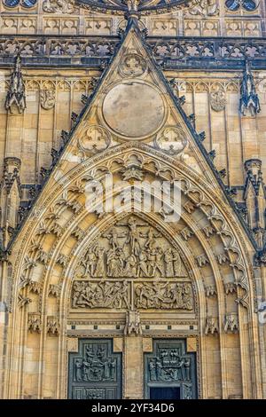 Portale d'ingresso della facciata frontale della Cattedrale di San Vito nel Castello di Praga, Repubblica Ceca. Foto Stock