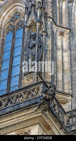 Facciata anteriore della cattedrale di San Vito dettaglio gotico, tra cui il beccuccio d'acqua Demon nel castello di Praga, Repubblica Ceca. Foto Stock