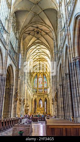 Cattedrale di San Vito nave Gotica di fronte all'altare principale e vetrate colorate nel castello di Praga a Praga, Repubblica Ceca. Foto Stock