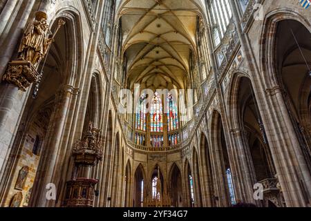 Cattedrale di San Vito nave Gotica di fronte all'altare principale e vetrate colorate nel castello di Praga a Praga, Repubblica Ceca. Foto Stock