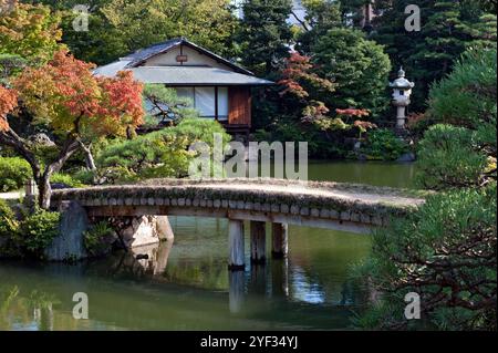 Sorakuen giardino giapponese santuario spazio verde in autunno a Kobe City, Hyogo, Giappone. Foto Stock