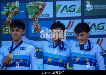 Pontevedra, Galizia, Spagna. 2 novembre 2024. Pontevedra, Spagna, 2 novembre 2024: I ciclisti italiani salutano i media durante la seconda giornata dei Campionati europei di ciclocross, il 2 novembre 2024, a Pontevedra, Spagna. (Credit Image: © Alberto Brevers/Pacific Press via ZUMA Press Wire) SOLO PER USO EDITORIALE! Non per USO commerciale! Crediti: ZUMA Press, Inc./Alamy Live News Foto Stock