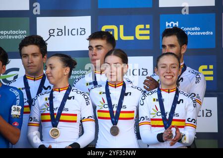 Pontevedra, Galizia, Spagna. 2 novembre 2024. Pontevedra, Spagna, 2 novembre 2024: Ciclisti spagnoli con la medaglia di bronzo durante la seconda giornata dei Campionati europei di ciclocross, il 2 novembre 2024, a Pontevedra, Spagna. (Credit Image: © Alberto Brevers/Pacific Press via ZUMA Press Wire) SOLO PER USO EDITORIALE! Non per USO commerciale! Crediti: ZUMA Press, Inc./Alamy Live News Foto Stock