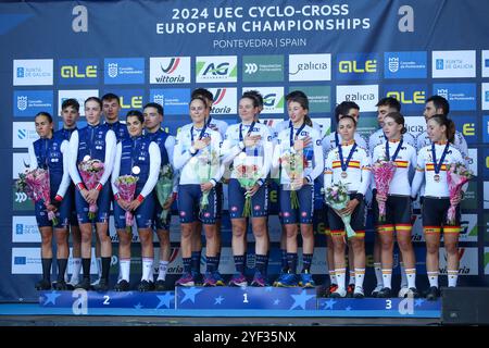 Pontevedra, Galizia, Spagna. 2 novembre 2024. Pontevedra, Spagna, 2 novembre 2024: Il podio finale del Team Relay durante la seconda giornata dei Campionati europei di ciclocross, il 2 novembre 2024, a Pontevedra, Spagna. (Credit Image: © Alberto Brevers/Pacific Press via ZUMA Press Wire) SOLO PER USO EDITORIALE! Non per USO commerciale! Crediti: ZUMA Press, Inc./Alamy Live News Foto Stock