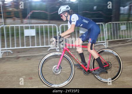 Pontevedra, Galizia, Spagna. 2 novembre 2024. Pontevedra, Spagna, 2 novembre 2024: Ciclista francese Lise Revol (1D) durante la seconda giornata dei Campionati europei di ciclocross, il 2 novembre 2024, a Pontevedra, Spagna. (Credit Image: © Alberto Brevers/Pacific Press via ZUMA Press Wire) SOLO PER USO EDITORIALE! Non per USO commerciale! Crediti: ZUMA Press, Inc./Alamy Live News Foto Stock