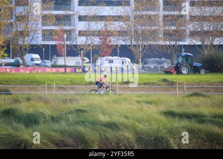 Pontevedra, Galizia, Spagna. 2 novembre 2024. Pontevedra, Spagna, 2 novembre 2024: Il ciclista olandese Fem Van Empel si allena durante la seconda giornata dei Campionati europei di ciclocross, il 2 novembre 2024, a Pontevedra, Spagna. (Credit Image: © Alberto Brevers/Pacific Press via ZUMA Press Wire) SOLO PER USO EDITORIALE! Non per USO commerciale! Crediti: ZUMA Press, Inc./Alamy Live News Foto Stock