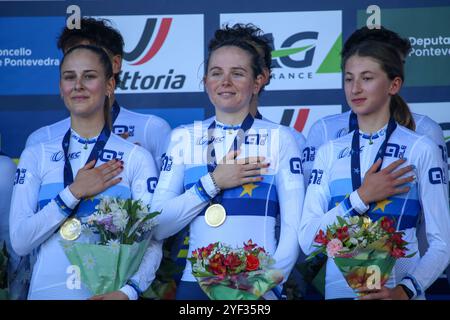 Pontevedra, Galizia, Spagna. 2 novembre 2024. Pontevedra, Spagna, 2 novembre 2024: I ciclisti italiani ascoltano l'inno durante la seconda giornata dei Campionati europei di ciclocross, il 2 novembre 2024, a Pontevedra, Spagna. (Credit Image: © Alberto Brevers/Pacific Press via ZUMA Press Wire) SOLO PER USO EDITORIALE! Non per USO commerciale! Crediti: ZUMA Press, Inc./Alamy Live News Foto Stock