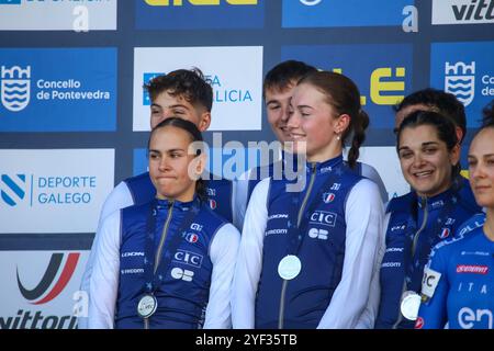 Pontevedra, Galizia, Spagna. 2 novembre 2024. Pontevedra, Spagna, 2 novembre 2024: Ciclisti francesi con la medaglia d'argento durante la seconda giornata dei Campionati europei di ciclocross, il 2 novembre 2024, a Pontevedra, Spagna. (Credit Image: © Alberto Brevers/Pacific Press via ZUMA Press Wire) SOLO PER USO EDITORIALE! Non per USO commerciale! Crediti: ZUMA Press, Inc./Alamy Live News Foto Stock