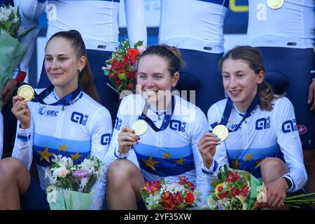 Pontevedra, Galizia, Spagna. 2 novembre 2024. Pontevedra, Spagna, 2 novembre 2024: I ciclisti italiani salutano i media durante la seconda giornata dei Campionati europei di ciclocross, il 2 novembre 2024, a Pontevedra, Spagna. (Credit Image: © Alberto Brevers/Pacific Press via ZUMA Press Wire) SOLO PER USO EDITORIALE! Non per USO commerciale! Crediti: ZUMA Press, Inc./Alamy Live News Foto Stock