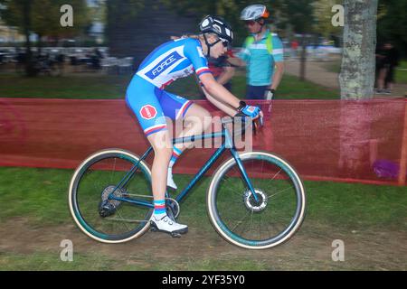 Pontevedra, Galizia, Spagna. 2 novembre 2024. Pontevedra, Spagna, 2 novembre 2024: Ciclista ceco AmÃlie GottwaldovÃ (2D) durante la seconda giornata dei Campionati europei di ciclocross il 2 novembre 2024 a Pontevedra, Spagna. (Credit Image: © Alberto Brevers/Pacific Press via ZUMA Press Wire) SOLO PER USO EDITORIALE! Non per USO commerciale! Crediti: ZUMA Press, Inc./Alamy Live News Foto Stock