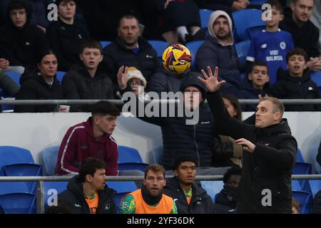 Cardiff, Regno Unito. 2 novembre 2024. Johannes Hoff Thorup, il manager del Norwich City, prende la palla. Partita del campionato EFL Skybet, Cardiff City contro Norwich City al Cardiff City Stadium di Cardiff, Galles, sabato 2 novembre 2024. Questa immagine può essere utilizzata solo per scopi editoriali. Solo per uso editoriale, foto di Andrew Orchard/Andrew Orchard fotografia sportiva/Alamy Live news credito: Andrew Orchard fotografia sportiva/Alamy Live News Foto Stock