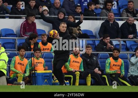 Cardiff, Regno Unito. 2 novembre 2024. Johannes Hoff Thorup, il manager del Norwich City, prende la palla. Partita del campionato EFL Skybet, Cardiff City contro Norwich City al Cardiff City Stadium di Cardiff, Galles, sabato 2 novembre 2024. Questa immagine può essere utilizzata solo per scopi editoriali. Solo per uso editoriale, foto di Andrew Orchard/Andrew Orchard fotografia sportiva/Alamy Live news credito: Andrew Orchard fotografia sportiva/Alamy Live News Foto Stock