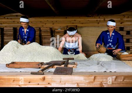 Il Museo della fabbrica di sake Hakutsuru (White Crane) mostra il tradizionale processo di produzione del sake nel quartiere di Nada a Kobe, in Giappone. Foto Stock