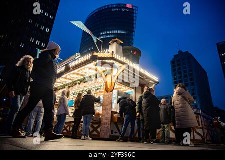 Menschen besuchen den Weihnachtsmarkt am Potsdamerplatz Winterwelt a Berlino AM 1. Novembre 2024. Weihnachtsmarkt am Potsdamer Platz *** le persone visitano il mercatino di Natale a Potsdamerplatz Winterwelt a Berlino il 1° novembre 2024 al mercatino di Natale a Potsdamer Platz Foto Stock