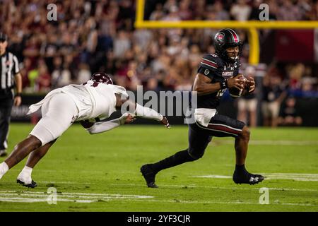 Columbia, South Carolina, Stati Uniti. 2 novembre 2024. Il quarterback dei South Carolina Gamecocks LaNorris Sellers (16) corre la palla contro i Texas A&M Aggies durante la prima metà della partita di football della SEC al Williams-Brice Stadium di Columbia, SC. (Scott Kinser/Cal Sport Media). Crediti: csm/Alamy Live News Foto Stock