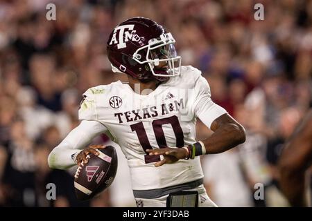 Columbia, South Carolina, Stati Uniti. 2 novembre 2024. Il quarterback dei Texas A&M Aggies Marcel Reed (10) lancia contro i South Carolina Gamecocks durante la prima metà della partita di football della SEC al Williams-Brice Stadium di Columbia, SC. (Scott Kinser/Cal Sport Media). Crediti: csm/Alamy Live News Foto Stock