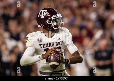 Columbia, South Carolina, Stati Uniti. 2 novembre 2024. Il quarterback dei Texas A&M Aggies Marcel Reed (10) lancia contro i South Carolina Gamecocks durante la prima metà della partita di football della SEC al Williams-Brice Stadium di Columbia, SC. (Scott Kinser/Cal Sport Media). Crediti: csm/Alamy Live News Foto Stock