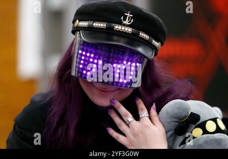 Bucarest, Romania. 2 novembre 2024. Un visitatore prova gli occhiali protettivi decorati con LED durante l'evento Robofest presso l'Università Politecnica di Bucarest, Romania, 2 novembre 2024. Crediti: Cristian Cristel/Xinhua/Alamy Live News Foto Stock