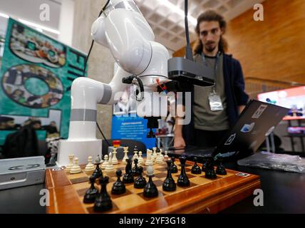 Bucarest, Romania. 2 novembre 2024. Un braccio robotico manovra un pezzo di scacchi durante l'evento Robofest presso l'Università Politecnica di Bucarest, Romania, 2 novembre 2024. Crediti: Cristian Cristel/Xinhua/Alamy Live News Foto Stock