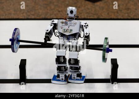 Bucarest, Romania. 2 novembre 2024. Un robot gareggia durante un concorso di sollevamento pesi del Robofest evento presso il Politecnico di Bucarest, Romania, 2 novembre 2024. Crediti: Cristian Cristel/Xinhua/Alamy Live News Foto Stock