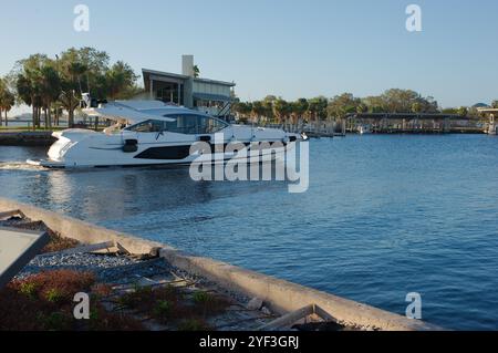 Vista a ovest da Benoist Plaza verso lo yacht bianco e nero St. Petersburg, Florida, sopra il porticciolo di barche sul retro. Cielo blu in una giornata di sole. Vicino al molo, D Foto Stock