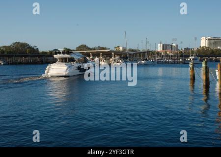 Vista a ovest da Benoist Plaza verso lo yacht bianco e nero St. Petersburg, Florida, sopra il porticciolo di barche sul retro. Cielo blu in una giornata di sole. Vicino al molo, D Foto Stock