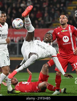 Monza, Italia. 2 novembre 2024. Rafael Leao (C) dell'AC Milan gareggia durante una partita di serie A tra Monza e Milan a Monza, Italia, 2 novembre 2024. Crediti: Alberto Lingria/Xinhua/Alamy Live News Foto Stock