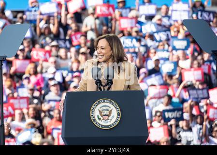 Atlanta, Stati Uniti d'America. 2 novembre 2024. Il Vicepresidente degli Stati Uniti Kamala Harris, candidata per il Partito Democratico 2024 alla presidenza degli Stati Uniti, tiene una manifestazione presso l'Atlanta Civic Center, ad Atlanta, Georgia, sabato 2 novembre 2024. Harris spera di dare energia ai suoi sostenitori nello stato cruciale del campo di battaglia della Georgia tre giorni prima del giorno delle elezioni. Credito: Andi Rice/CNP/Sipa USA credito: SIPA USA/Alamy Live News Foto Stock