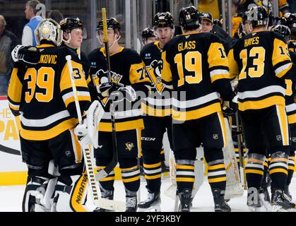 Pittsburgh, Stati Uniti. 2 novembre 2024. I Pittsburgh Penguins celebrano la vittoria 3-1 contro i Montreal Canadiens alla PPG Paints Arena di Pittsburgh sabato 2 novembre 2024. Foto di Archie Carpenter/UPI. Crediti: UPI/Alamy Live News Foto Stock