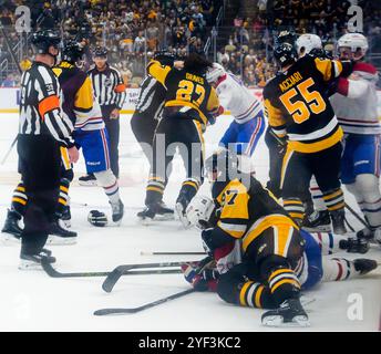 Pittsburgh, Stati Uniti. 2 novembre 2024. Più combattimenti scoppiarono dopo la vittoria del 3-1 contro i Montreal Canadiens alla PPG Paints Arena di Pittsburgh sabato 2 novembre 2024. Foto di Archie Carpenter/UPI. Crediti: UPI/Alamy Live News Foto Stock