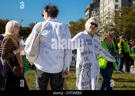 Washington DC, Stati Uniti. 2 novembre 2024. Pochi giorni prima delle elezioni americane, migliaia di manifestanti hanno partecipato alla marcia delle donne a sostegno del vicepresidente Kamala Harris a Washington DC, USA, il 2 novembre 2024. La marcia delle donne è un movimento guidato dalle donne che sostiene una vasta gamma di questioni, tra cui l'antirazzismo, il diritto di voto, la parità di retribuzione e la libertà riproduttiva. Crediti: Aashish Kiphayet/Alamy Live News Foto Stock