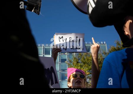 Washington DC, Stati Uniti. 2 novembre 2024. Un attivista per i diritti all'aborto mostra un segno durante la National Women's March al Freedom Plaza, Washington DC, USA, il 2 novembre 2024. Pochi giorni prima delle elezioni americane, migliaia di manifestanti hanno partecipato alla marcia delle donne a sostegno del vicepresidente Kamala Harris a Washington DC. La marcia delle donne è un movimento guidato dalle donne che sostiene una vasta gamma di questioni tra cui l'antirazzismo, i diritti di voto, la parità retributiva e la libertà riproduttiva. Crediti: Aashish Kiphayet/Alamy Live News Foto Stock