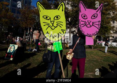 Washington DC, Stati Uniti. 2 novembre 2024. Le persone tengono i cartelli durante la National Women's March al Freedom Plaza, Washington DC, USA, il 2 novembre 2024. Pochi giorni prima delle elezioni americane, migliaia di manifestanti hanno partecipato alla marcia delle donne a sostegno del vicepresidente Kamala Harris a Washington DC. La marcia delle donne è un movimento guidato dalle donne che sostiene una vasta gamma di questioni tra cui l'antirazzismo, i diritti di voto, la parità retributiva e la libertà riproduttiva. Crediti: Aashish Kiphayet/Alamy Live News Foto Stock