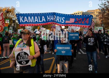 Washington DC, Stati Uniti. 2 novembre 2024. Pochi giorni prima delle elezioni americane, migliaia di manifestanti hanno partecipato alla marcia delle donne a sostegno del vicepresidente Kamala Harris a Washington DC, USA, il 2 novembre 2024. La marcia delle donne è un movimento guidato dalle donne che sostiene una vasta gamma di questioni, tra cui l'antirazzismo, il diritto di voto, la parità di retribuzione e la libertà riproduttiva. Crediti: Aashish Kiphayet/Alamy Live News Foto Stock