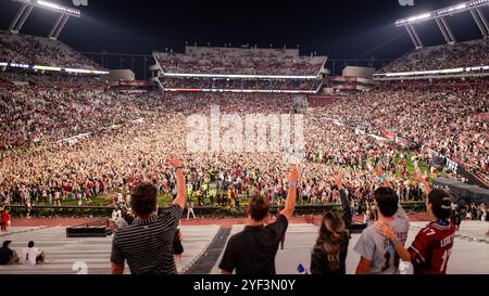 Columbia, South Carolina, Stati Uniti. 2 novembre 2024. I tifosi dei South Carolina Gamecocks assaltano il campo dopo aver sconfitto Texas A&M Aggies nel match di football della SEC al Williams-Brice Stadium di Columbia, SC. (Scott Kinser/Cal Sport Media). Crediti: csm/Alamy Live News Foto Stock