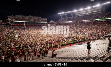 Columbia, South Carolina, Stati Uniti. 2 novembre 2024. I tifosi dei South Carolina Gamecocks assaltano il campo dopo aver sconfitto Texas A&M Aggies nel match di football della SEC al Williams-Brice Stadium di Columbia, SC. (Scott Kinser/Cal Sport Media). Crediti: csm/Alamy Live News Foto Stock