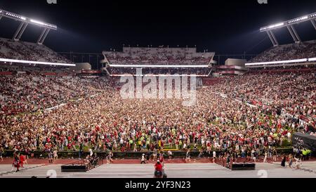Columbia, South Carolina, Stati Uniti. 2 novembre 2024. I tifosi dei South Carolina Gamecocks assaltano il campo dopo aver sconfitto Texas A&M Aggies nel match di football della SEC al Williams-Brice Stadium di Columbia, SC. (Scott Kinser/Cal Sport Media). Crediti: csm/Alamy Live News Foto Stock