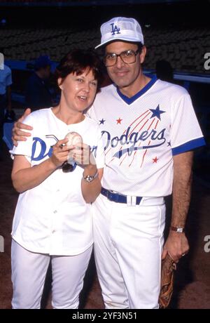 3 novembre 2024. **FOTO FILE** Alan Rachins è morto. Susan Ruttan e Alan Rachins all'Hollywood All Star Charity Baseball Game il 26 agosto 1989 al Dodgers Stadium di Los Angeles, California Credit: Ralph Dominguez/MediaPunch Credit: MediaPunch Inc/Alamy Live News Foto Stock