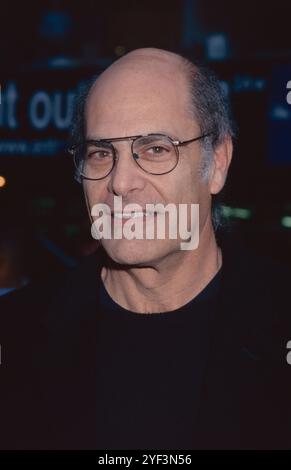 3 novembre 2024. **FOTO FILE** Alan Rachins è morto. Alan Rachins partecipa all'after-party per la ABC Upfront al Bryant Park di New York il 16 maggio 2000. Credito fotografico: Henry McGee/MediaPunch credito: MediaPunch Inc/Alamy Live News Foto Stock