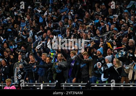 2 novembre 2024: I tifosi del Minnesota United esultano durante una partita di calcio dei playoff degli MLS Cup tra il Real Salt Lake e il Minnesota United FC tenutasi all'Allianz Field di St. Paul, Minnesota. Steven Garcia-CSM. Foto Stock