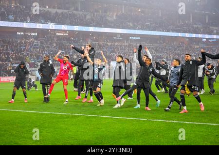 2 novembre 2024: I giocatori del Minnesota United festeggiano dopo aver vinto una partita di calcio dei playoff della MLS Cup tra il Real Salt Lake e il Minnesota United FC, tenutasi all'Allianz Field di St. Paul, Minnesota. Steven Garcia-CSM. Foto Stock