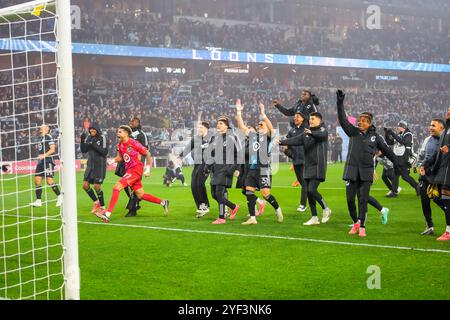 2 novembre 2024: I giocatori del Minnesota United festeggiano dopo aver vinto una partita di calcio dei playoff della MLS Cup tra il Real Salt Lake e il Minnesota United FC, tenutasi all'Allianz Field di St. Paul, Minnesota. Steven Garcia-CSM. Foto Stock