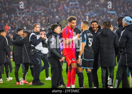 2 novembre 2024: Il portiere del Minnesota United Dayne St. Clair (97) festeggia con il centrocampista del Minnesota United Hassani Dotson (31) dopo una partita di calcio dei playoff tra il Real Salt Lake e il Minnesota United FC tenutasi all'Allianz Field di St. Paul, Minnesota. Steven Garcia-CSM. Foto Stock