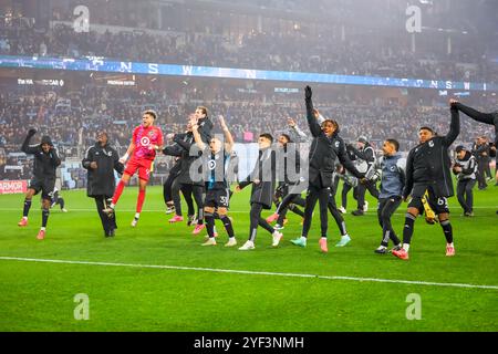 2 novembre 2024: I giocatori del Minnesota United festeggiano dopo aver vinto una partita di calcio dei playoff della MLS Cup tra il Real Salt Lake e il Minnesota United FC, tenutasi all'Allianz Field di St. Paul, Minnesota. Steven Garcia-CSM. Foto Stock
